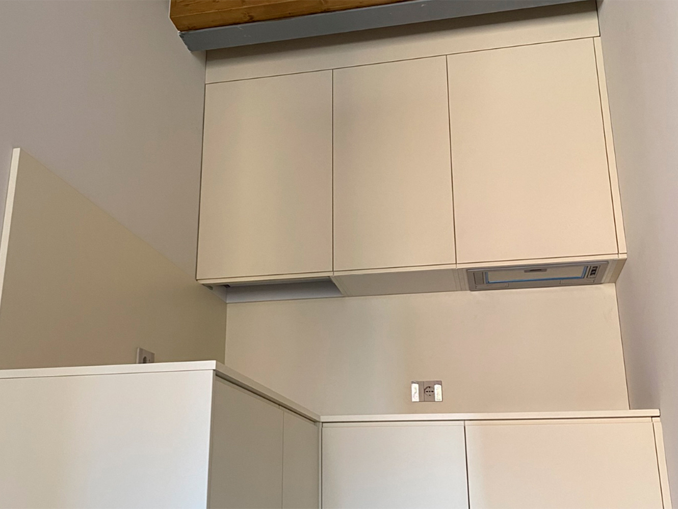 Falegname Capitani manfredini Mantova, mini cucina su misura laccata a verona